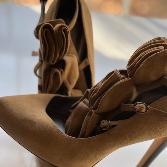 Vince Camuto suede Heel. - Picture 7 of 10